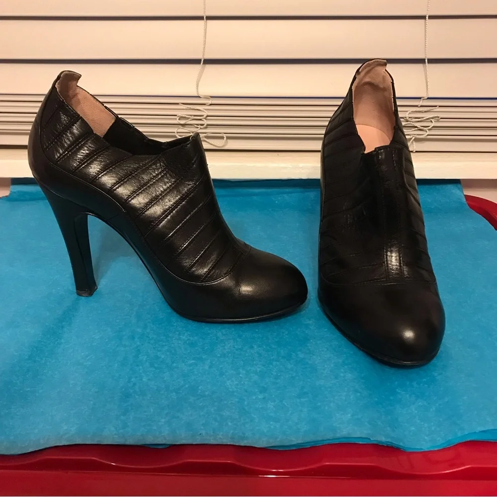 Chanel 2006 Paris New York quilted black ankle heels 37.5 - Picture 2 of 12